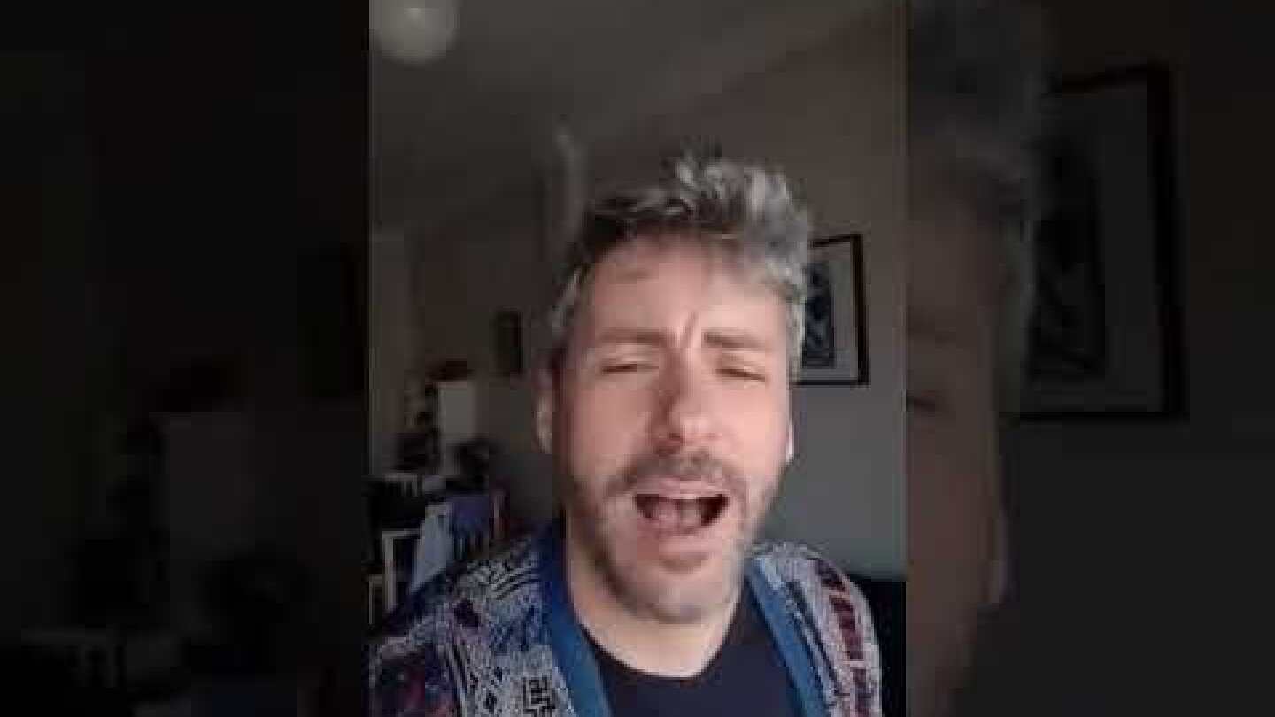 Ο Μανώλης Παπουτσάκης μένει σπίτι, μαγειρεύει και τραγουδά