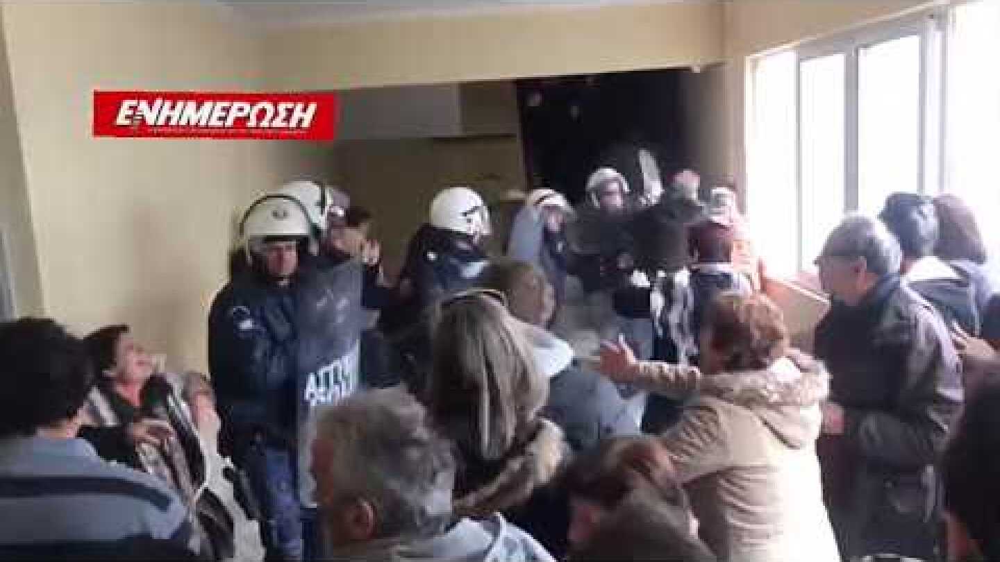 Συμπλοκή δυνάμεων των ΜΑΤ με κατοίκους Λευκίμμης