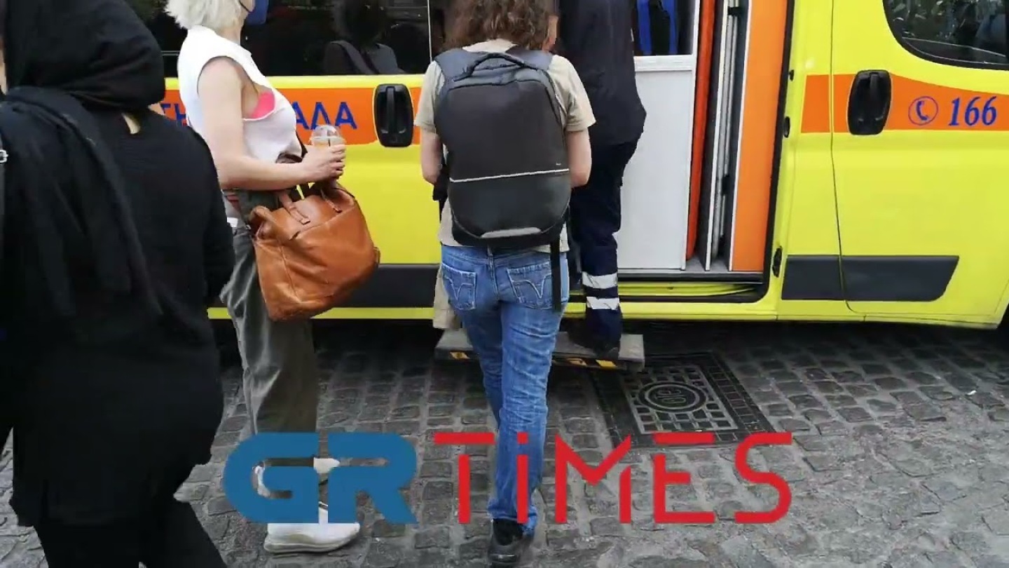 Διασώστες του ΕΚΑΒ προσφέρουν τις πρώτες βοήθειες σε άτομα με αναπνευστικά προβλήματα