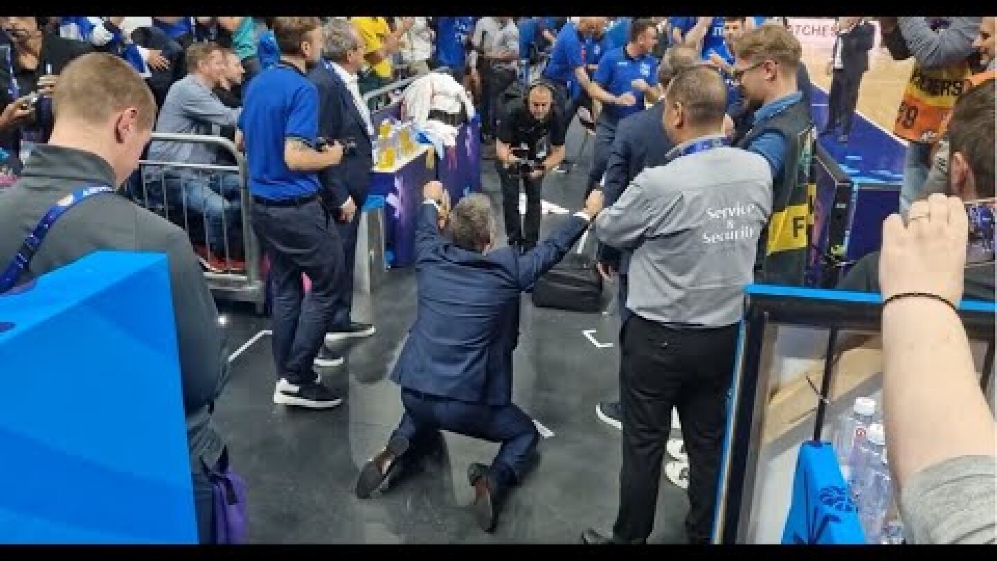 🇮🇹 Gianmarco Pozzecco going crazy after beating Serbia 🇷🇸