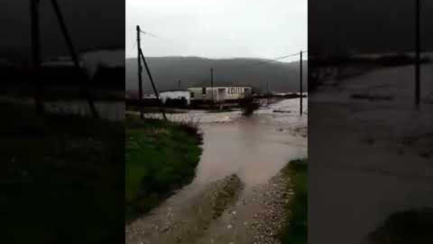 Τα νερά έφτασαν μέχρι την πλατεία στο Μικρό Δέρειο ενώ εξετάζεται η εκκένωση του οικισμού