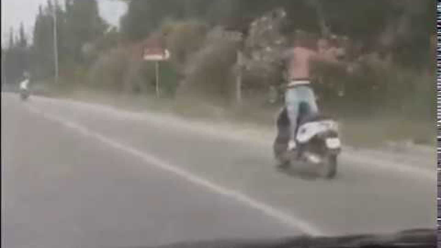 Χανιά: Ημίγυμνος μηχανόβιος σηκώνεται όρθιος στο μηχανάκι στην Εθνική οδό