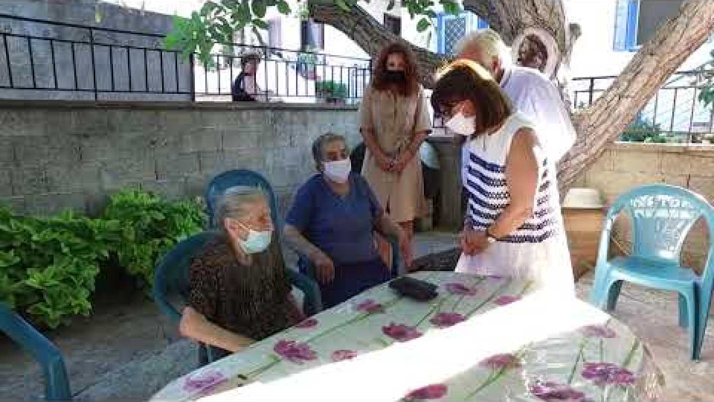 Η Πρόεδρος της Δημοκρατίας, Κατερίνα Σακελλαροπούλου, συνάντησε τις  γιαγιάδες  της Σκάλας Σκαμιάς