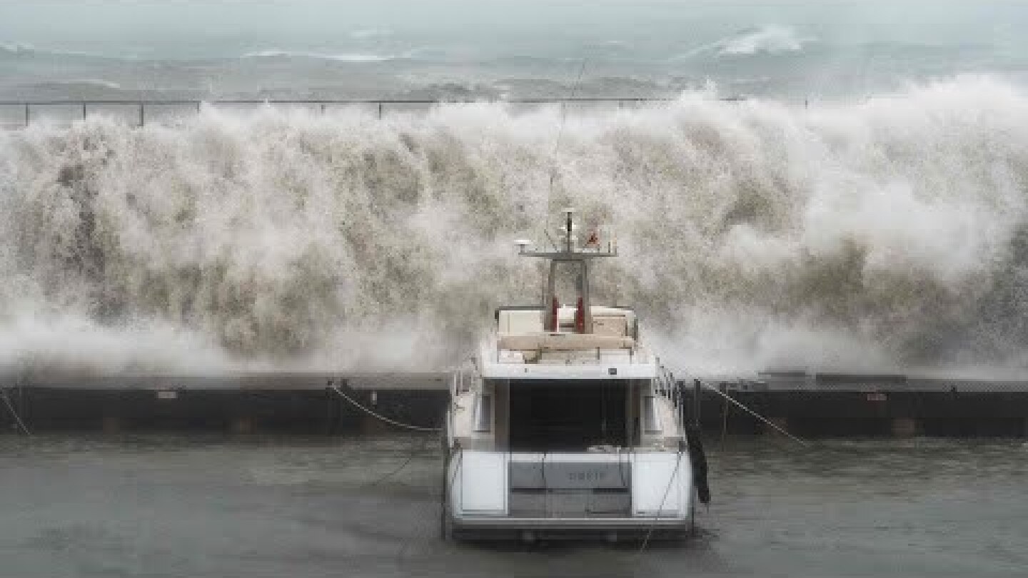Storm Gloria: giant waves smash into Mallorca