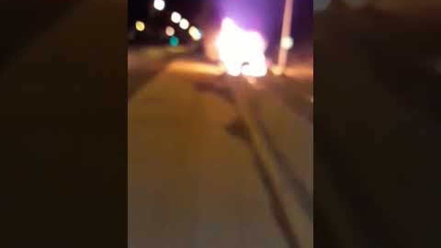 Τρομακτικό τροχαίο στη Βούλα: Ολοκαίνουρια BMW M3 καρφώθηκε σε κολόνα και πήρε φωτιά