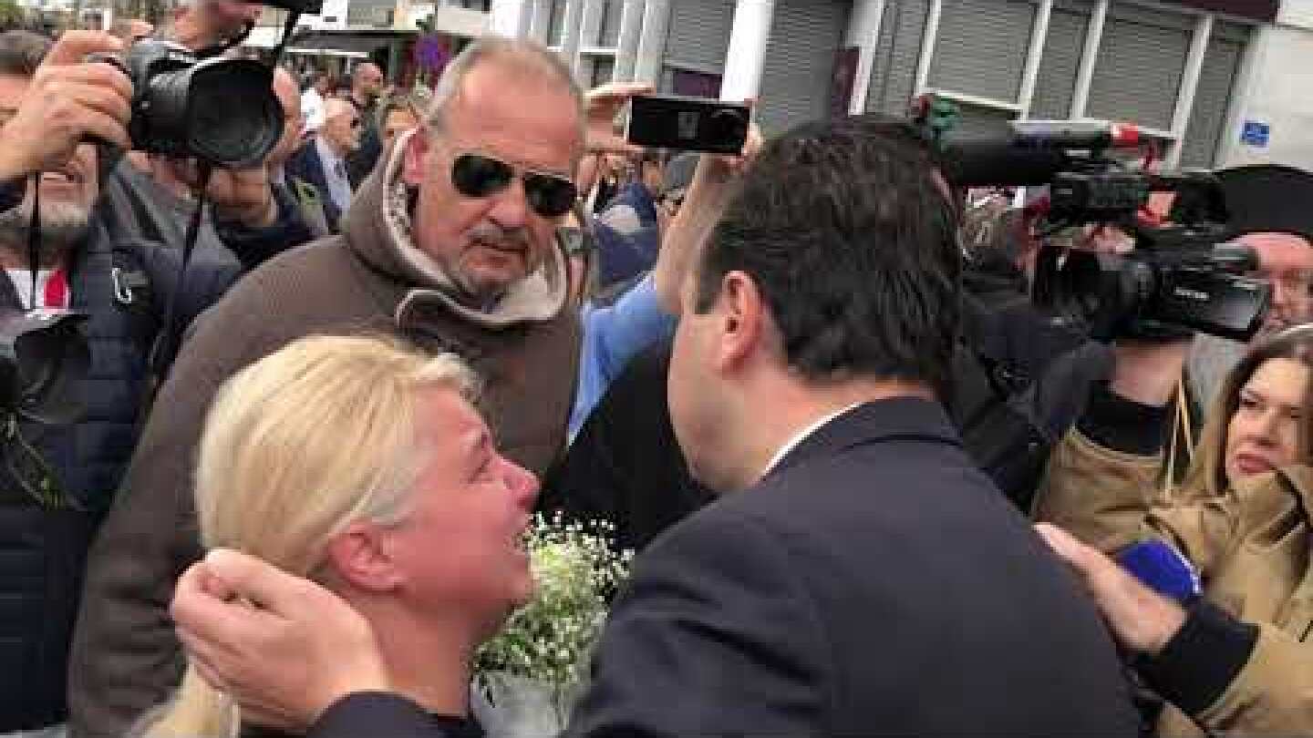 Με κλάμματα στα μάτια η μητέρα της Κλαούντιας μπροστά στον Παπαστεργίου μετά την παρέλαση στη Λάρισα