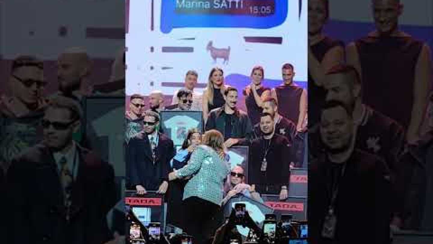 Η απονομή στην Έφη Θώδη για το διπλά πλατινένιο "MIXTAPE" της Μαρίνας Σάττι στο οποίο συμμετέχει!