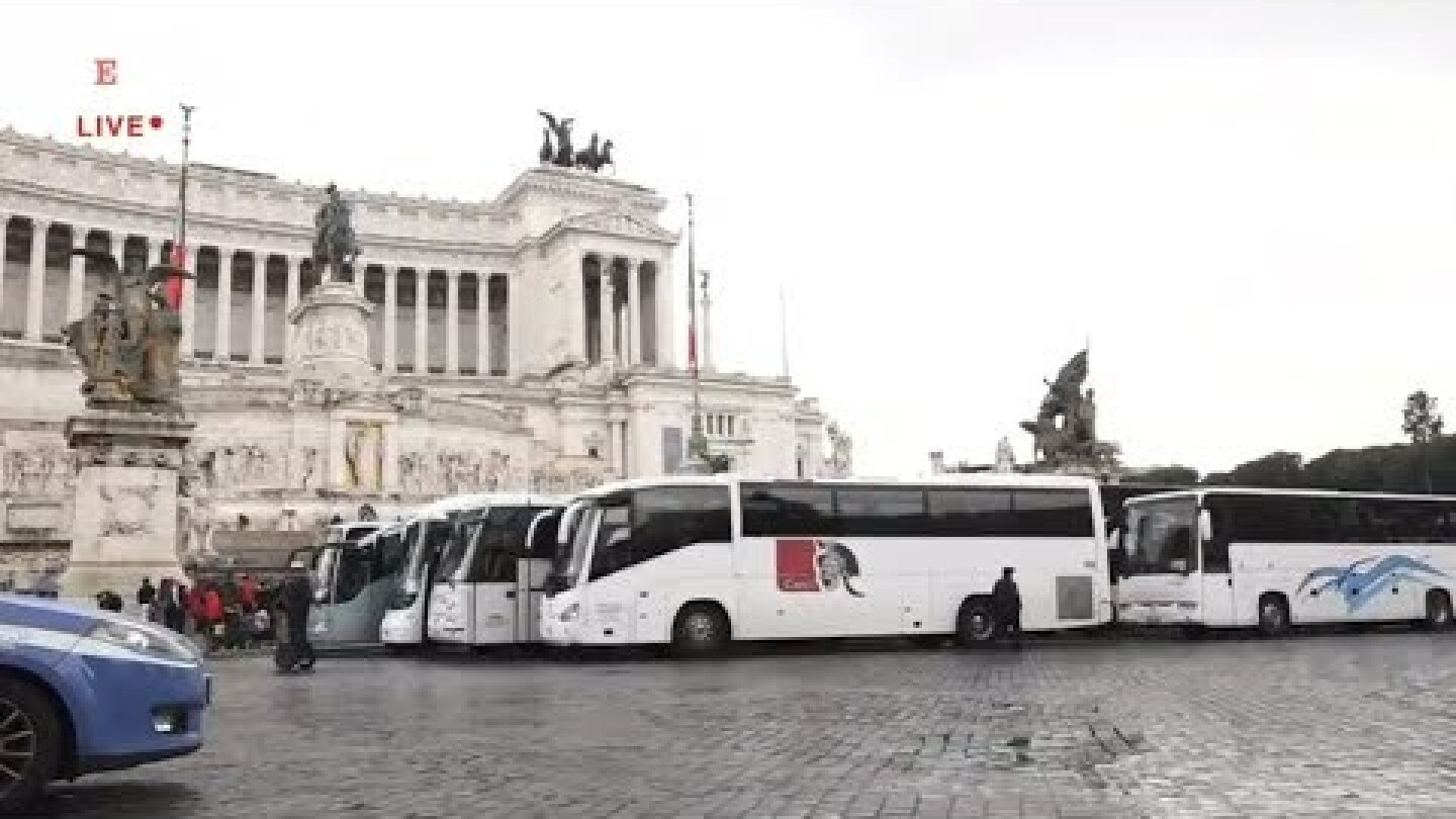 Roma, protesta bus turistici in Piazza Venezia: caos e traffico in tilt