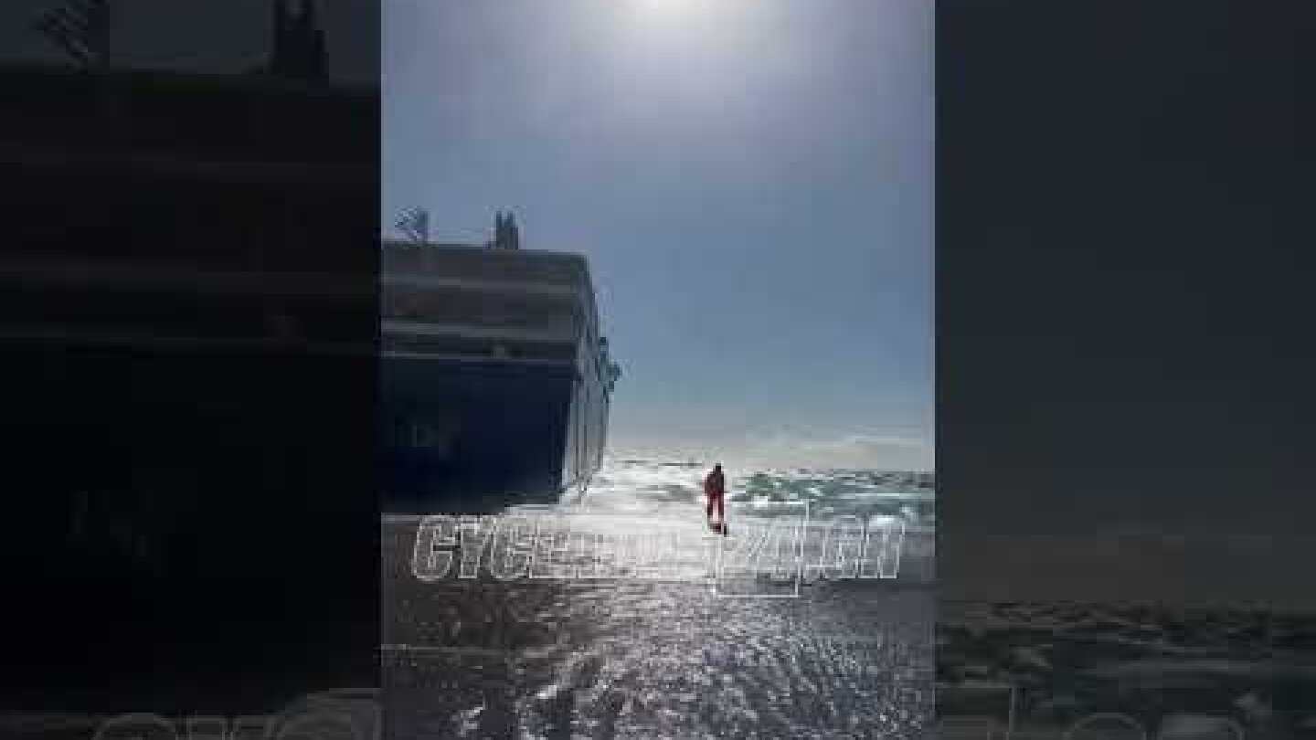 Τήνος: Κύμα "καταπίνει" και ρίχνει κάτω τους καβοδέτες που προσπαθούν να δέσουν το πλοίο της γραμμής