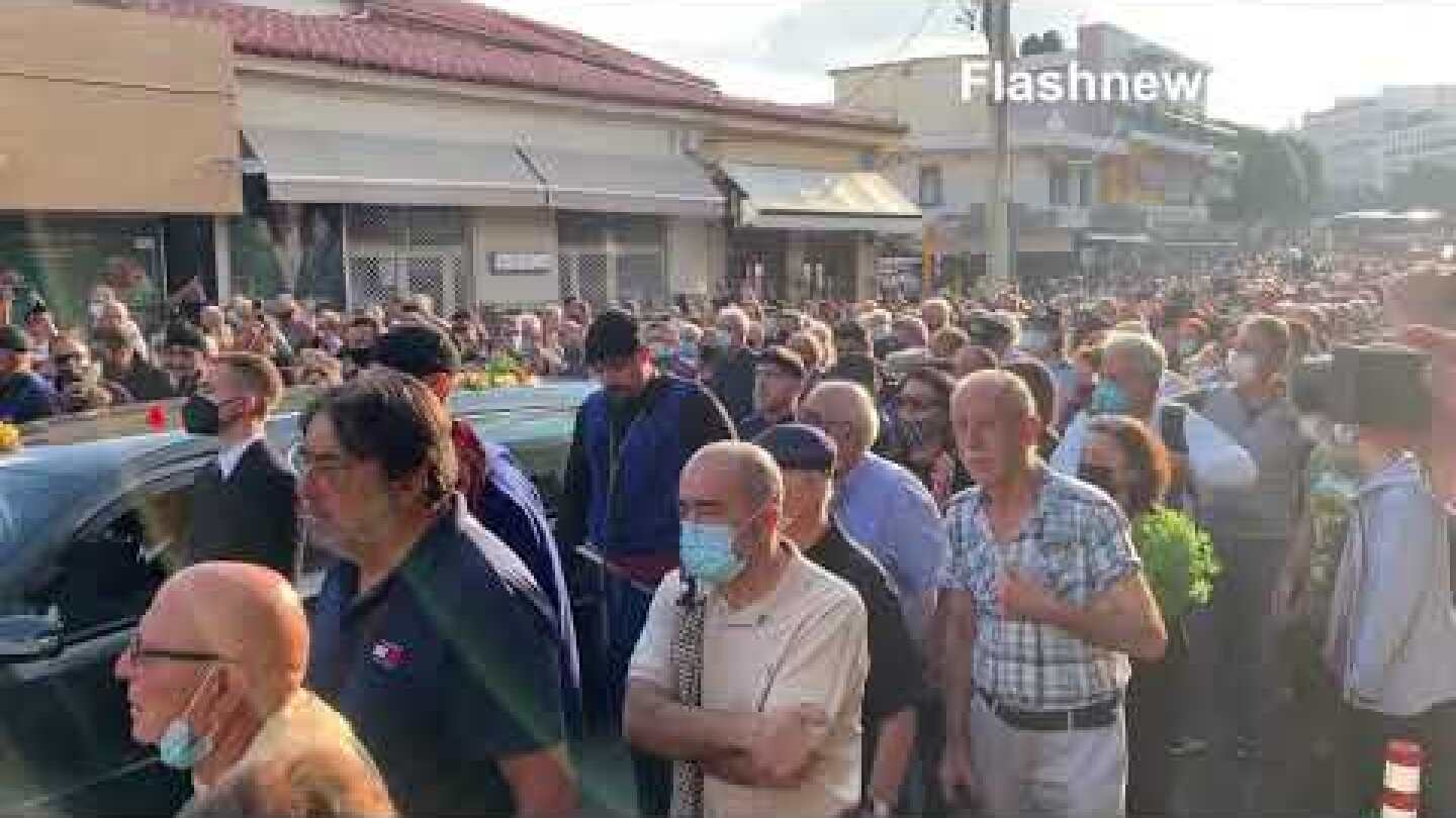 Ο λαός της Κρήτης αποχαιρετά το Μίκη με τραγούδια