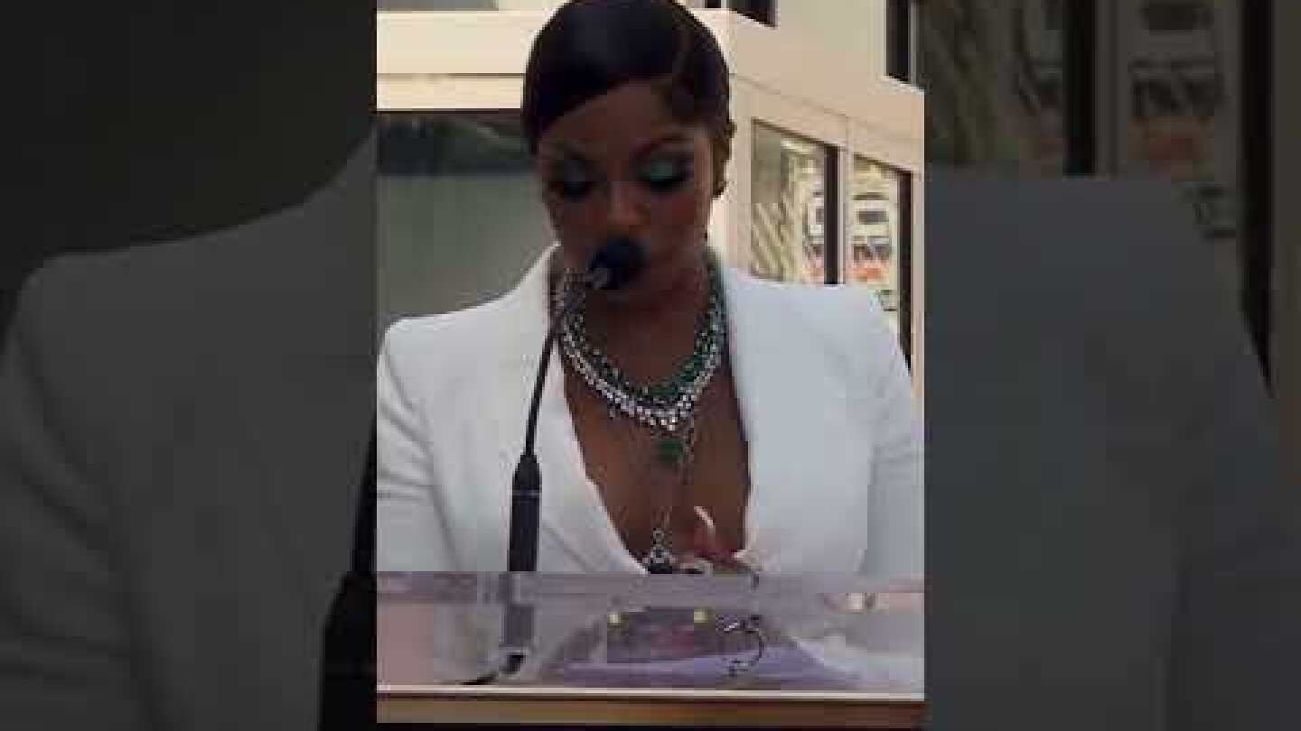 Ashanti thanks her fans before receiving her Star!