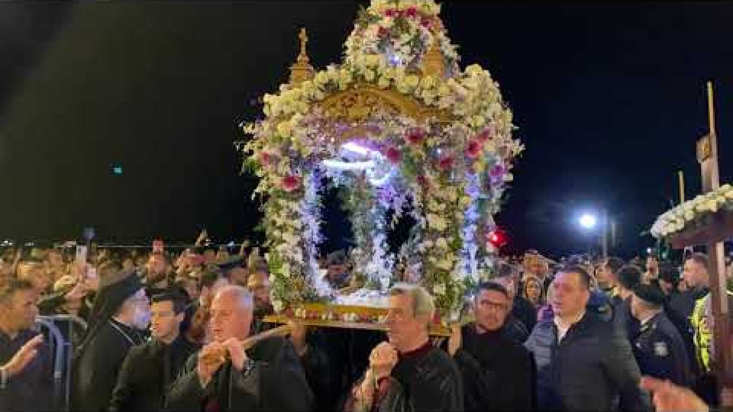 Η συνάντηση των πέντε επιτάφιων στην πλατεία Αριστοτέλους