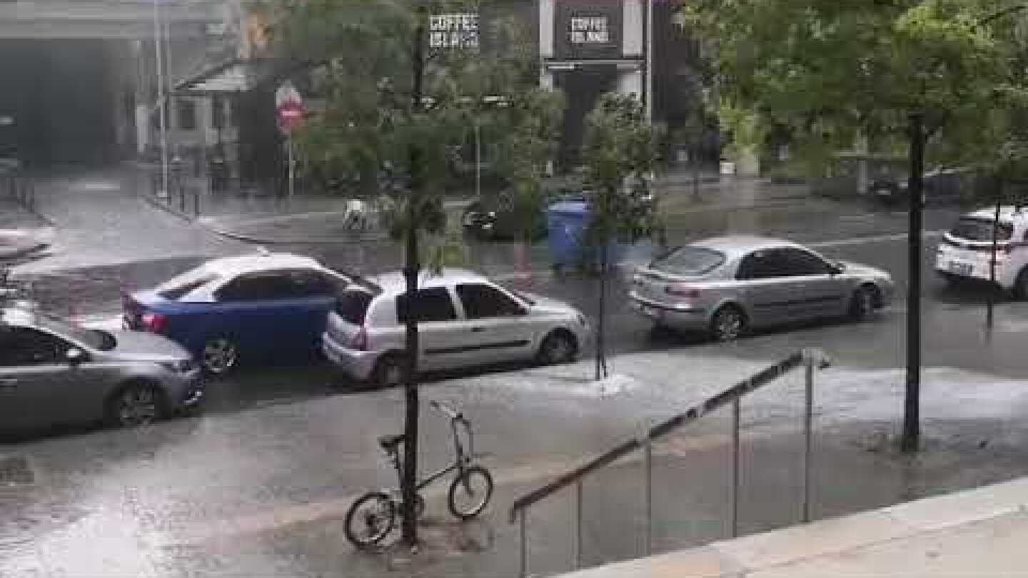 Thestival.gr Έντονη βροχόπτωση στη Θεσσαλονίκη - Φεύγει κάδος ανακύκλωσης