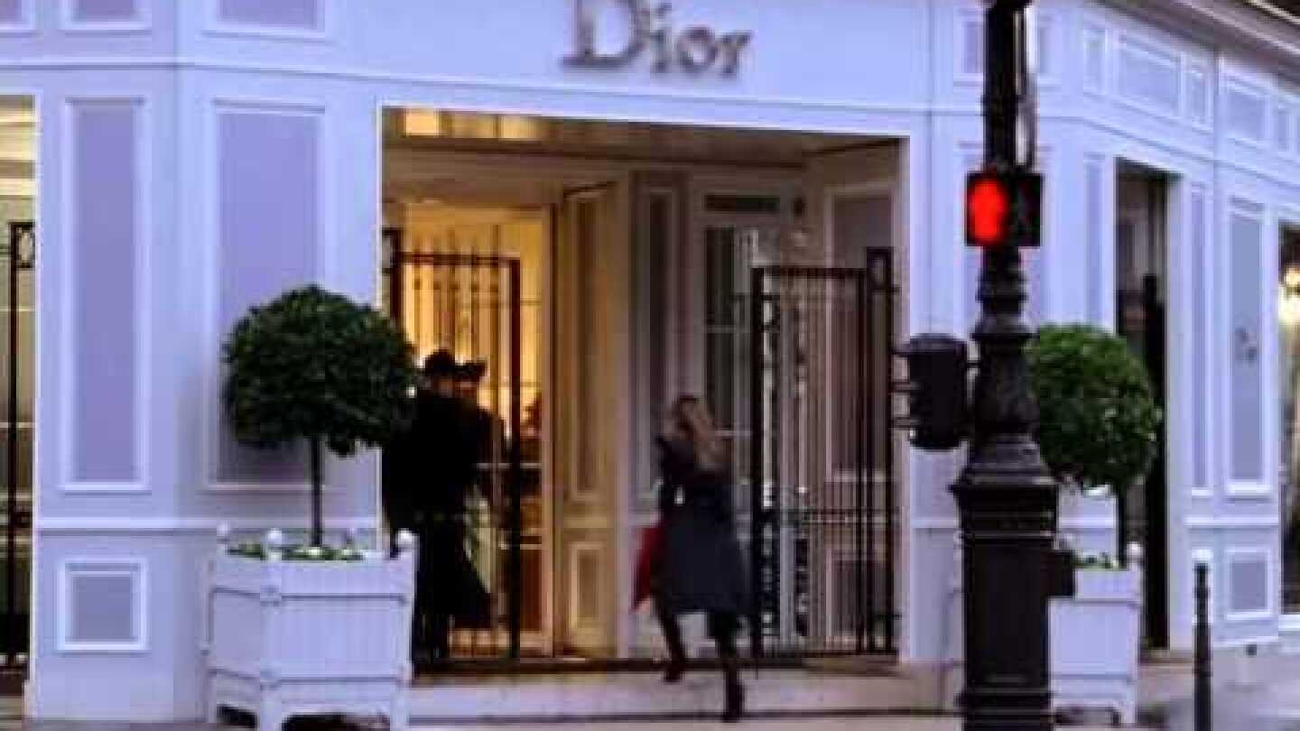 Sex and the City Carrie falls in Dior