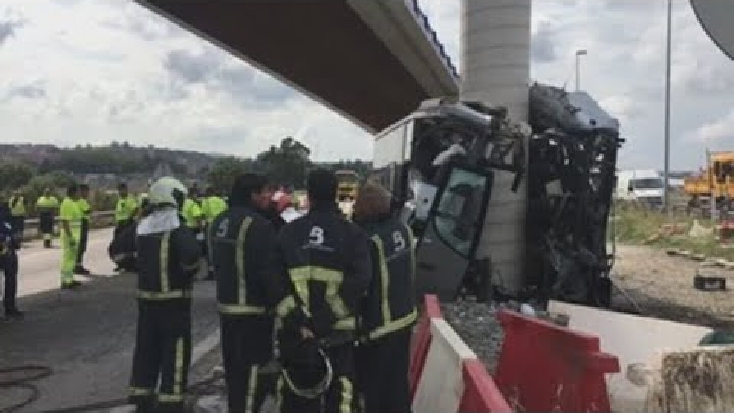 Cinco muertos y 15 heridos al chocar un autobús con una pilastra en Avilés