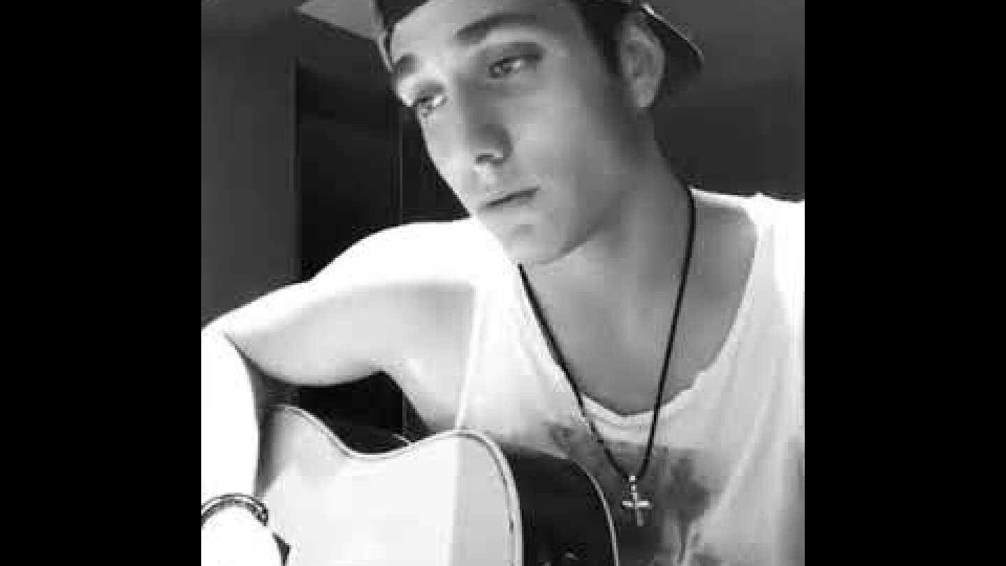 Ο γιος του Γιάννη Πλούταρχου τραγουδά και τρελαίνει κόσμο