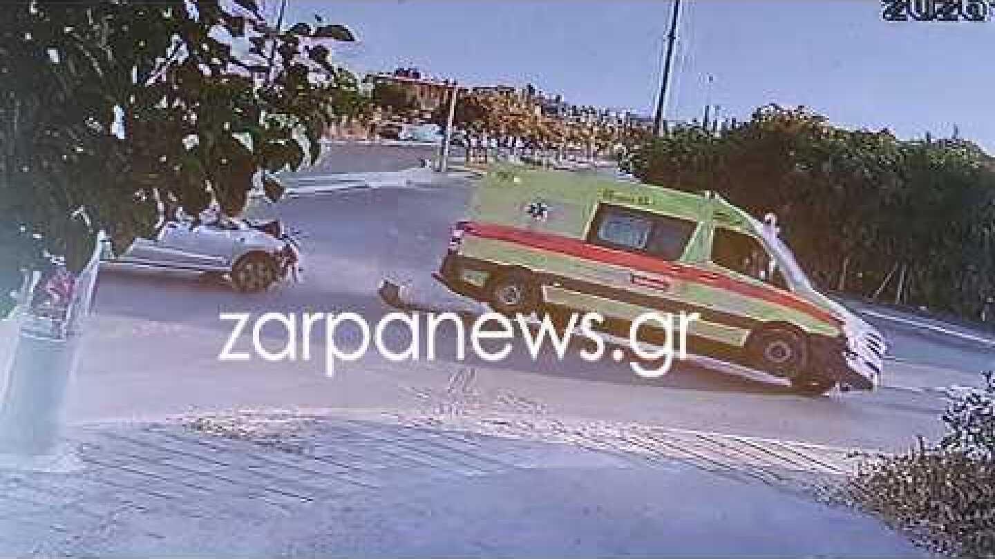 Η στιγμή που τουμπάρει το ασθενοφόρο του ΕΚΑΒ σε τροχαίο με επιβατικό αυτοκίνητο στα  Χανιά