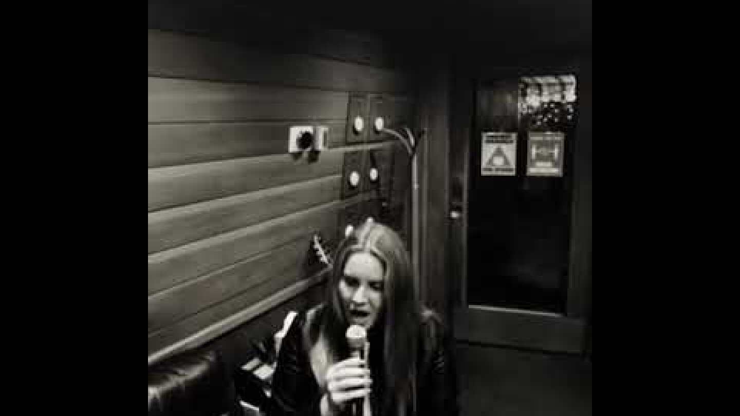 Lana Del Rey singing On Eagles Wings