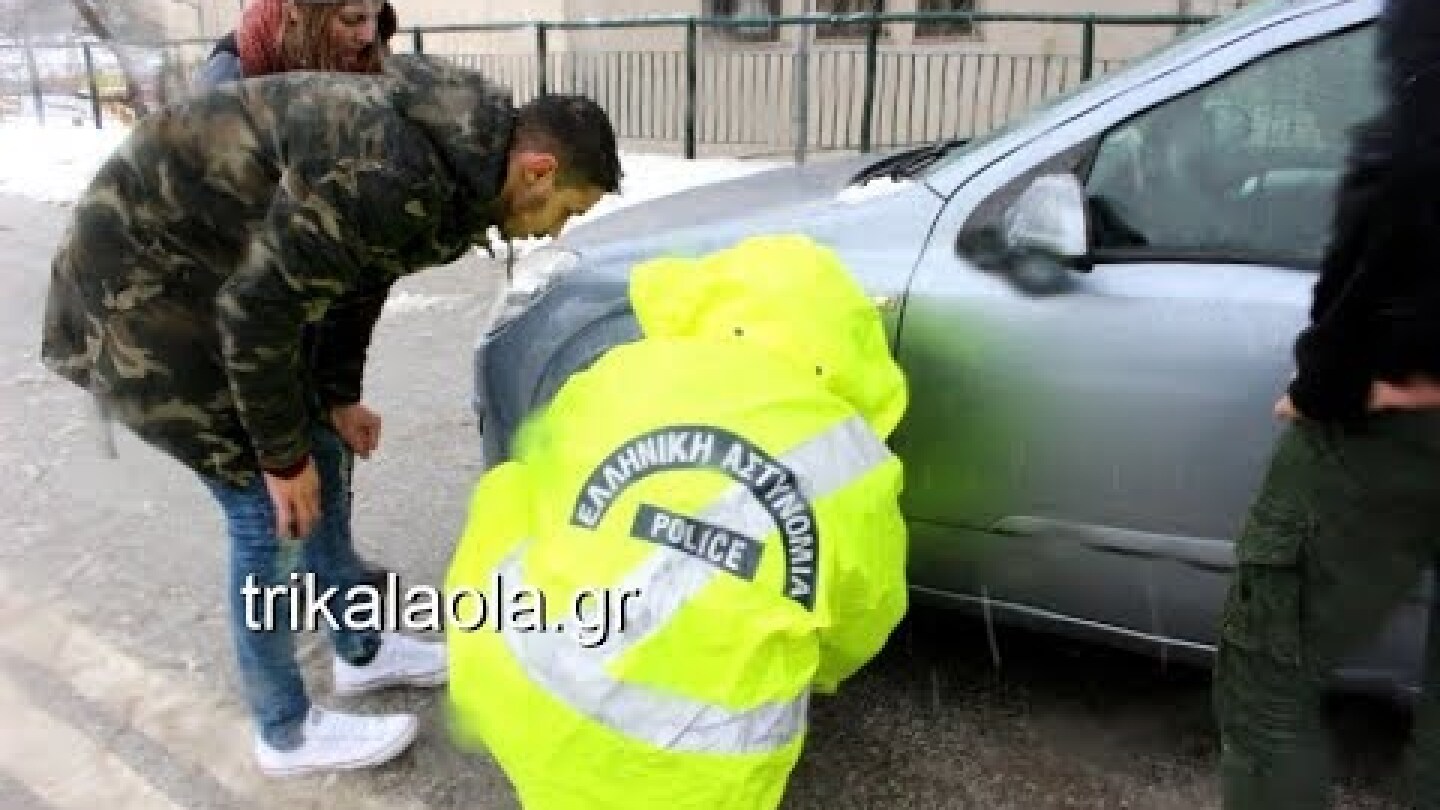 Πυκνή χιονόπτωση Πύλη Τρικάλων Αστυνομικοί βάζουν αλυσίδες βοηθούσαν οδηγούς Πέμπτη 3-1-2019