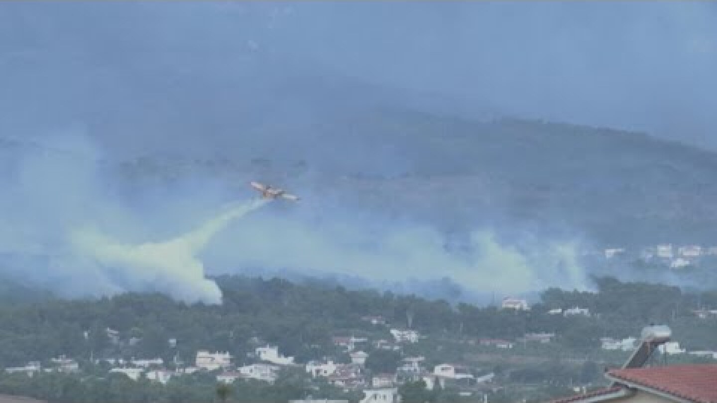 Βελτιώθηκε η εικόνα της πυρκαγιάς στα Γεράνεια Όρη - Ολονύχτια μάχη με τις φλόγες