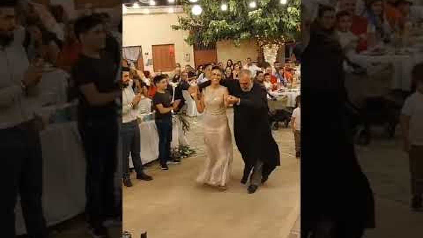 Κρήτη: Ιερέας χόρεψε σούστα με τη νύφη και καταχειροκροτήθηκε
