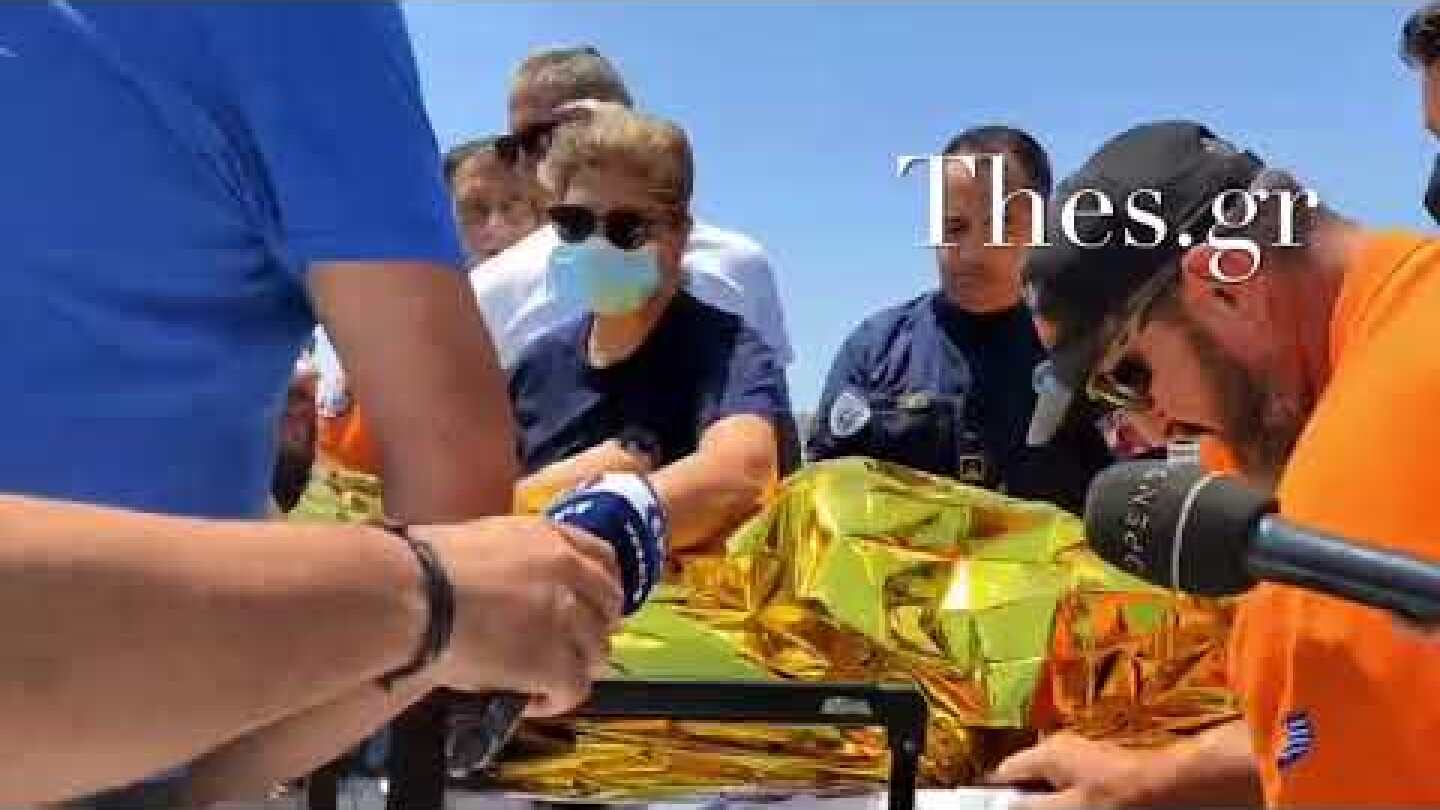 Η στιγμή που βγαίνει στην στεριά ο ένας από τους αγνοούμενους στην Χαλκιδική