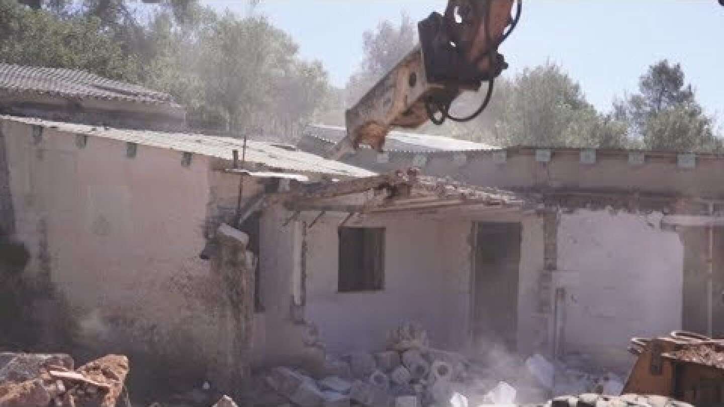 Κατεδάφιση αυθαιρέτων σε ρέμα στη Μάνδρα Αττικής