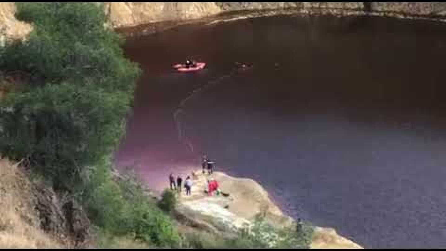 Τοποθέτηση σημαδούρων στην περιοχή που εντοπίστηκε η βαλίτσα