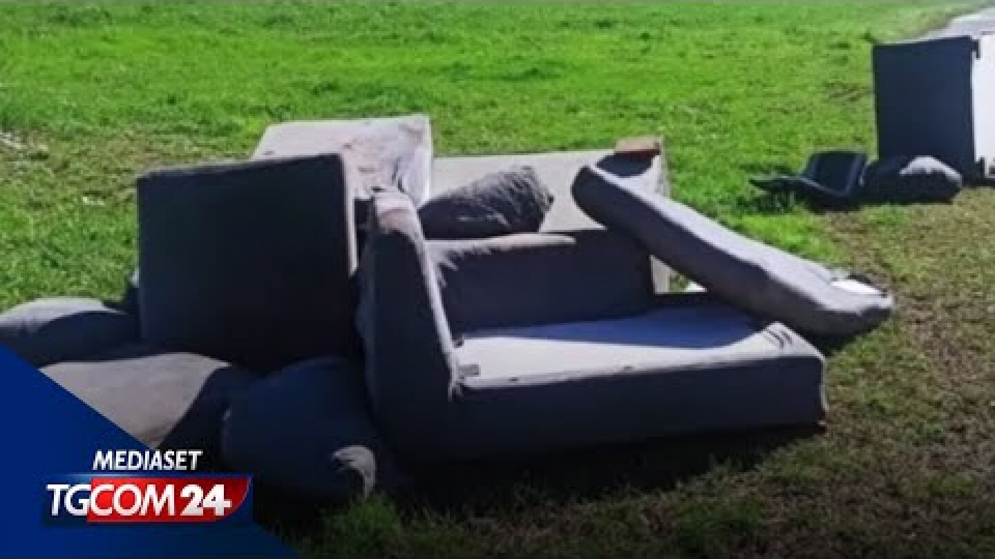 Abbandona due divani per strada, i vigili glieli riportano (con una multa)