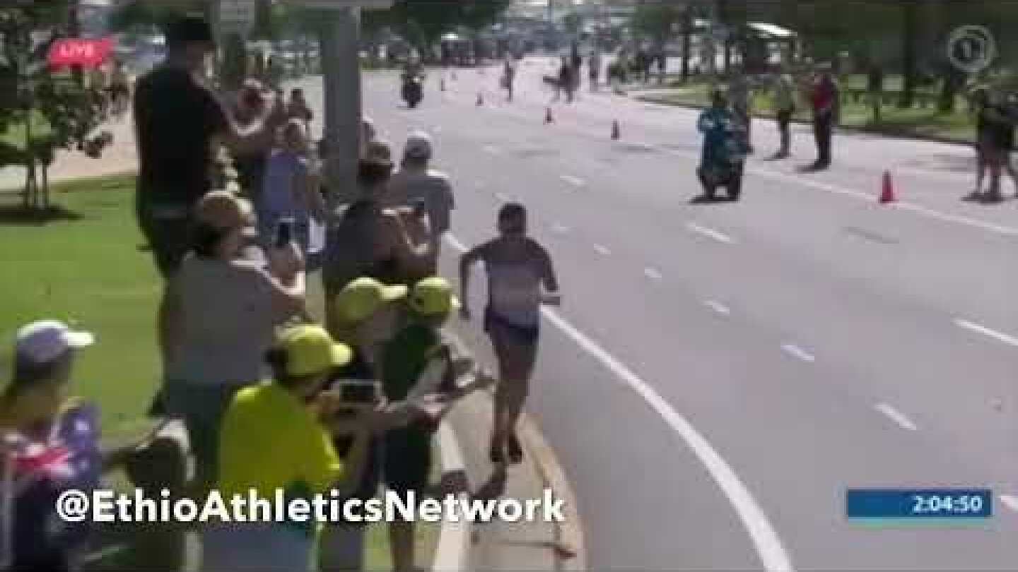 Callum Hawkins collapses after 40km during @gc2018 Commonwealth Games.