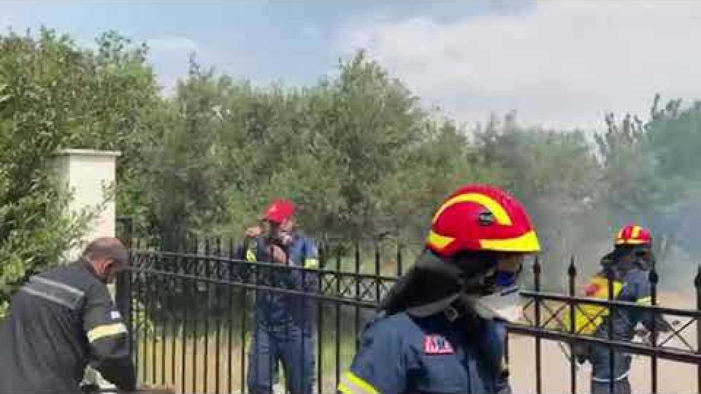 Πυροσβέστες επιχειρούν να σώσουν σπίτι στο Αλεποχώρι που το γλείφουν οι φλόγες