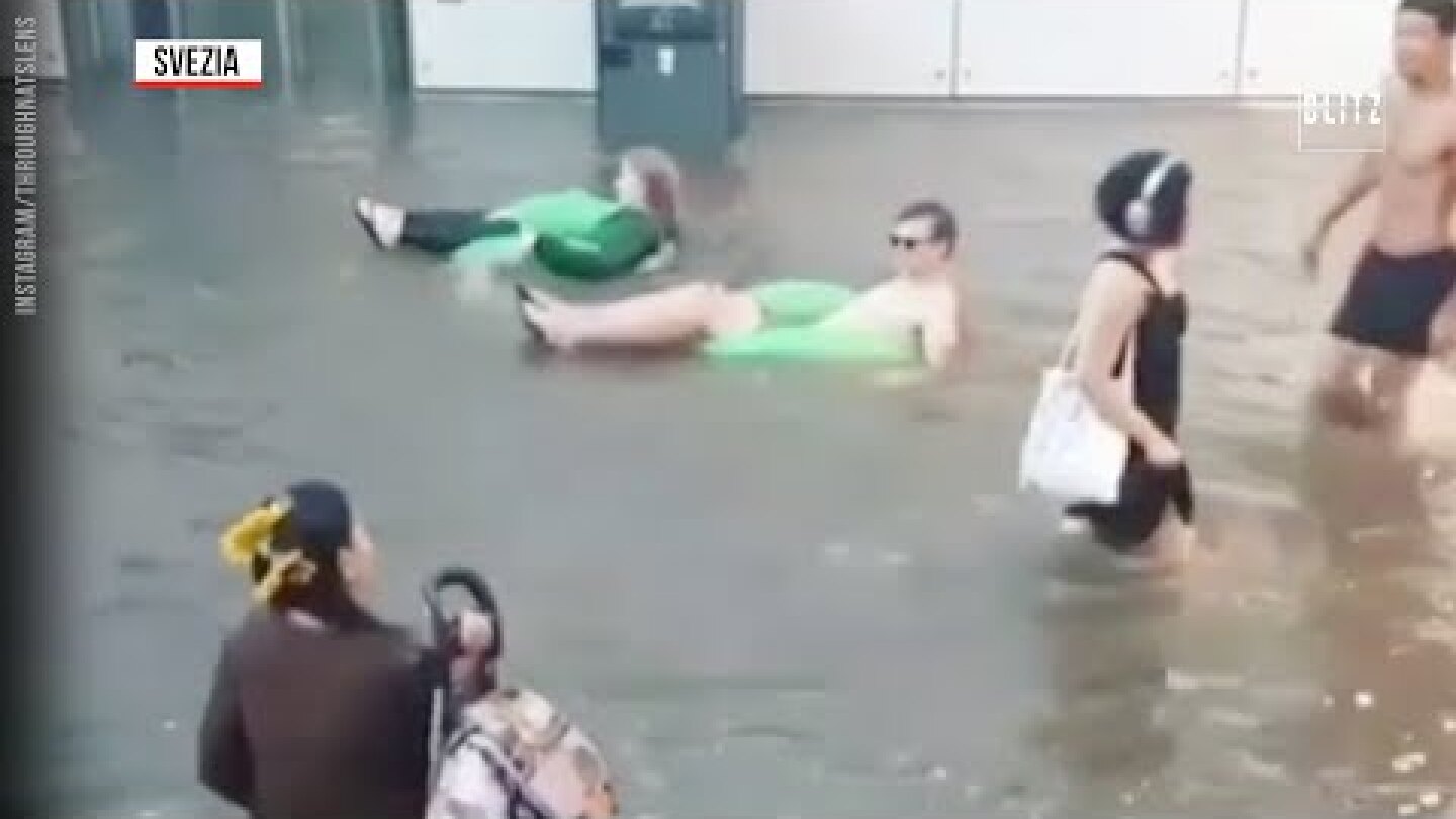 Svezia, la stazione di Uppsala si allaga: i passeggeri fanno il bagno