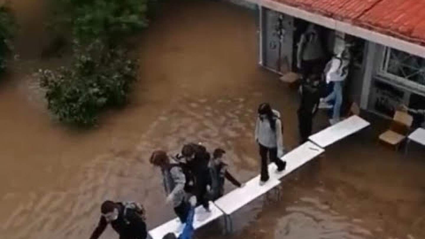 Μαθητές στη Νέα Φιλαδέλφεια σχημάτισαν γέφυρα με θρανία για να φύγουν από πλημμυρισμένο σχολείο