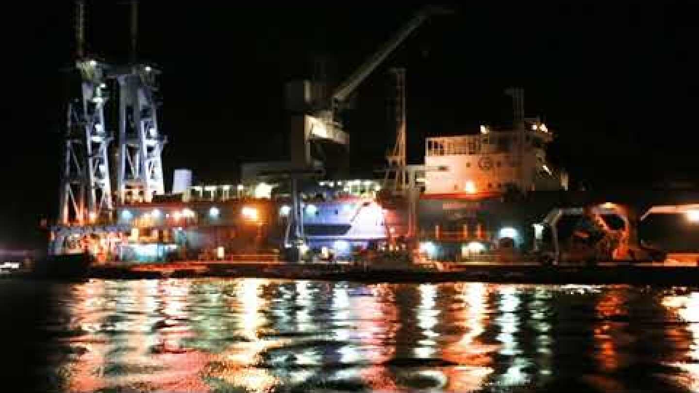 الكراكة مشهور إحدى كراكات الهيئة تشارك في إجراءات تعويم  السفينة البنمية