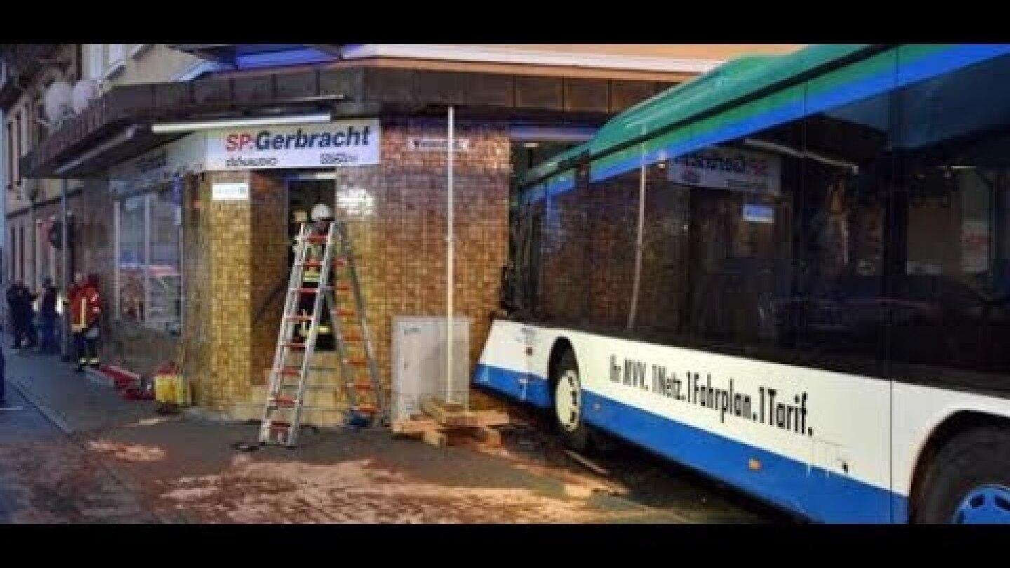 Baden-Württemberg: Vollbesetzter Bus kracht gegen Hauswand