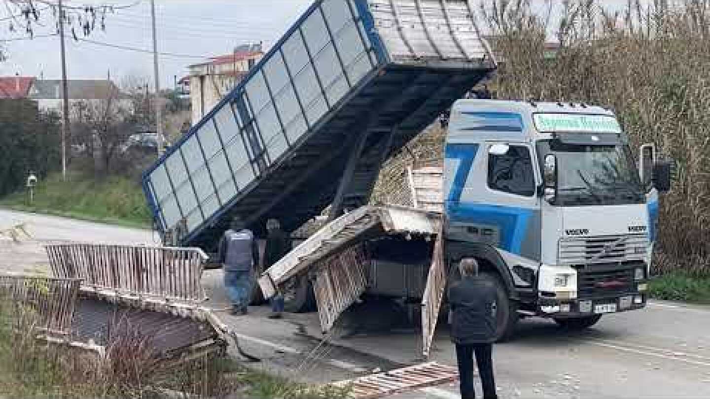 Αγρίνιο: Φορτηγό γκρέμισε πεζογέφυρα στην Εθνική Οδό