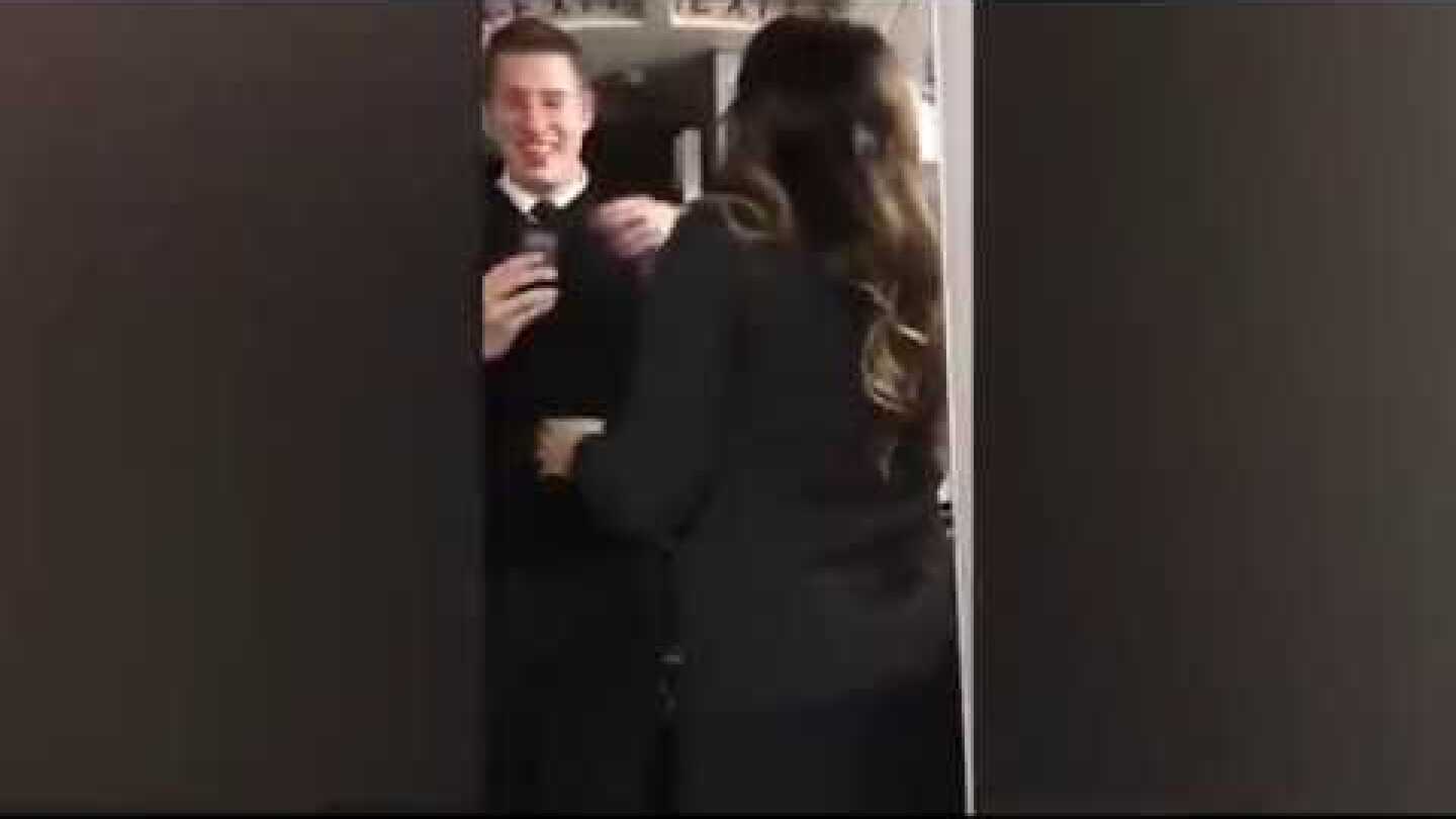 Pilot proposes to his flight attendant girlfriend on the plane