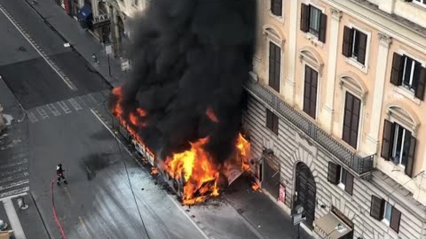 Autobus in fiamme nel centro di Roma: la colonna di fumo