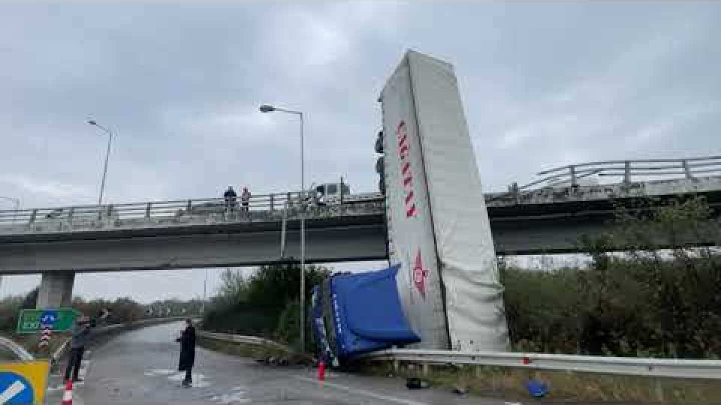 Θεσσαλονίκη: Φορτηγό έπεσε από γέφυρα