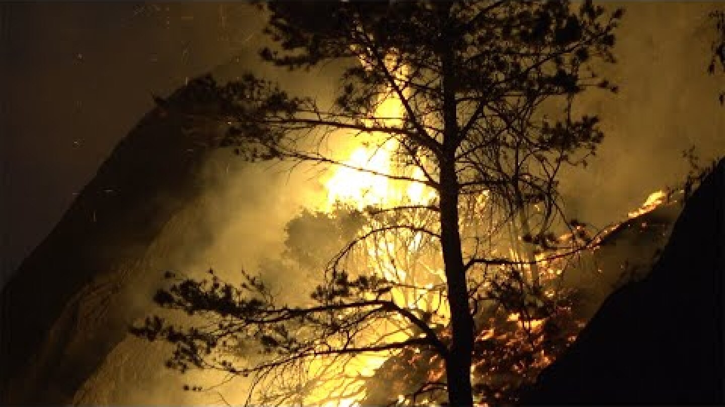 - Flammene står fra fjellsida