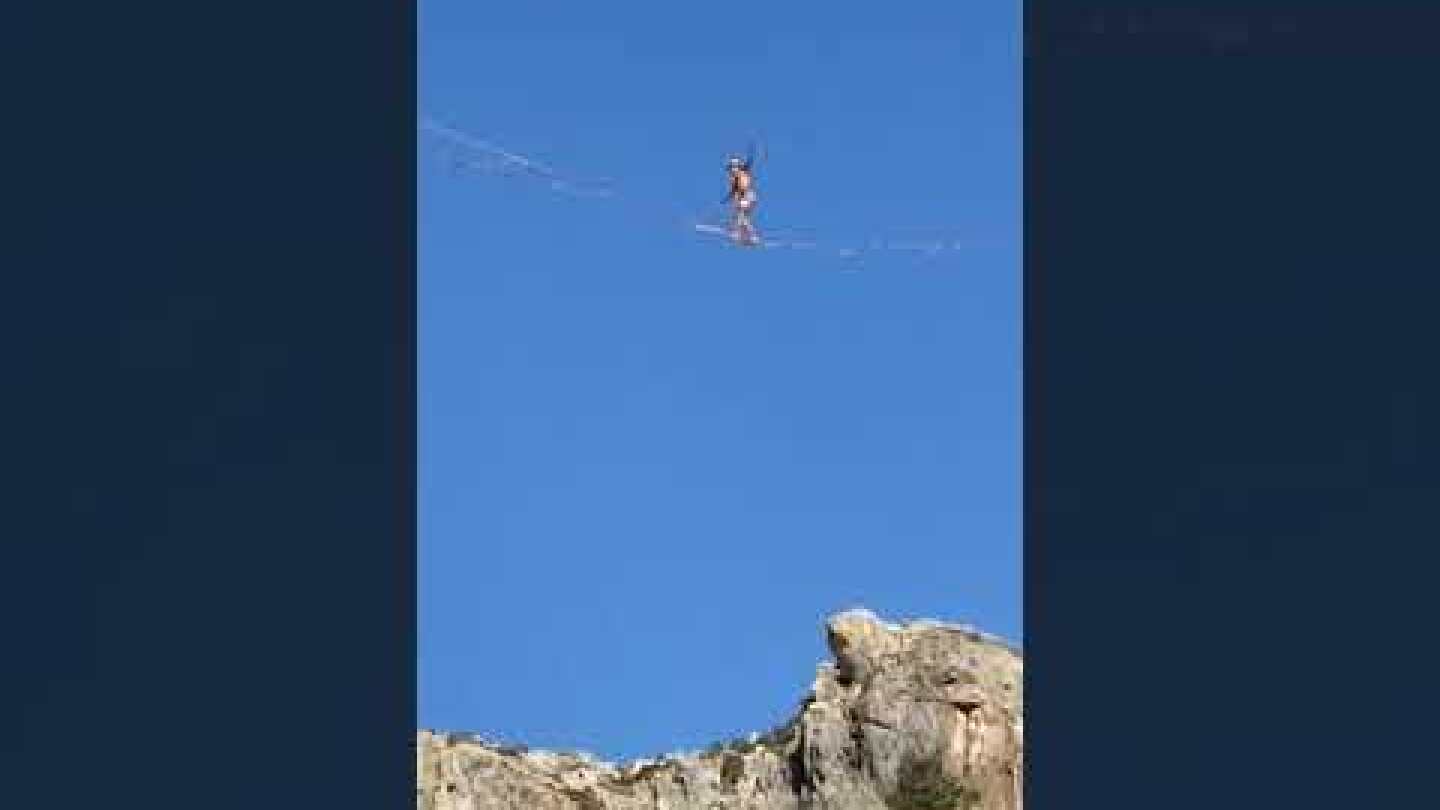 Αγιοφάραγγο: Ισορροπώντας σε σχοινί πάνω από τους λουόμενους