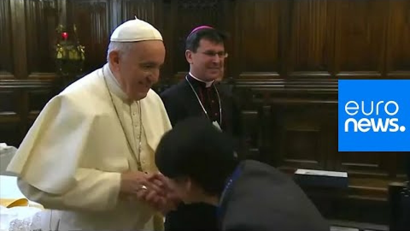 Le pape retire sa main aux pèlerins