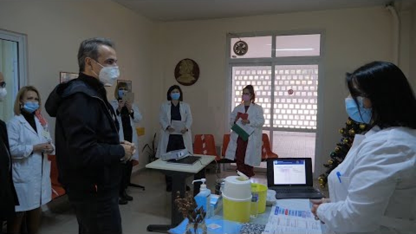 Μητσοτάκης στους υγειονομικούς: Πρώτα από όλα να εμβολιαστείτε εσείς και να περάστε το μήνυμα