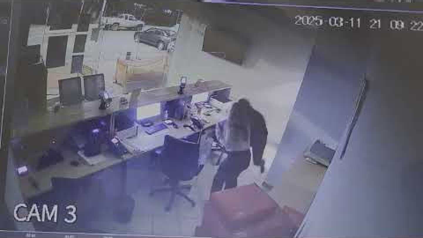 Καρέ - καρέ η κλοπή στην ACS Courier στο Αγρίνιο