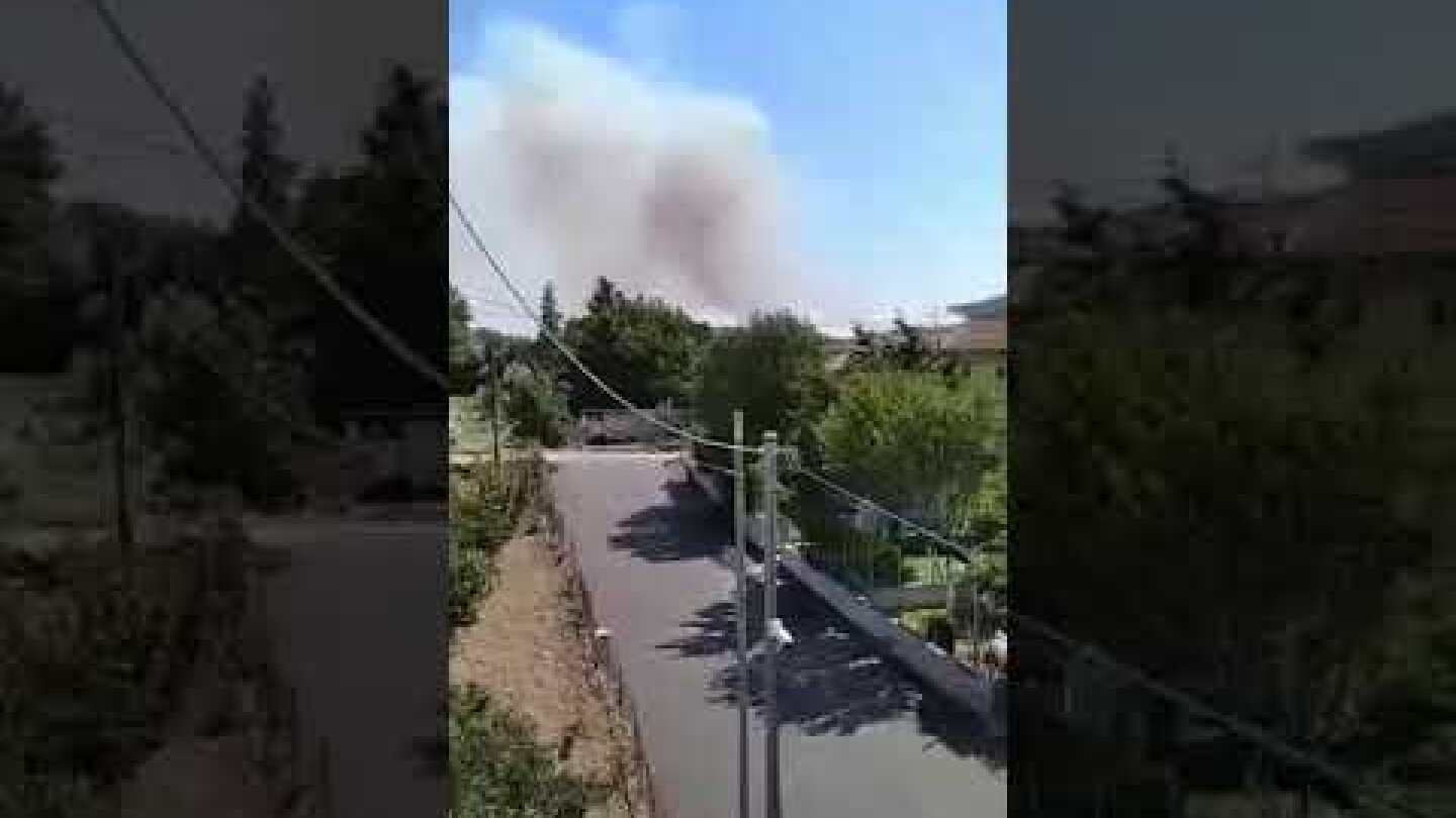 Φωτιά στην Χαλκίδα - Κοντά στα σπίτια