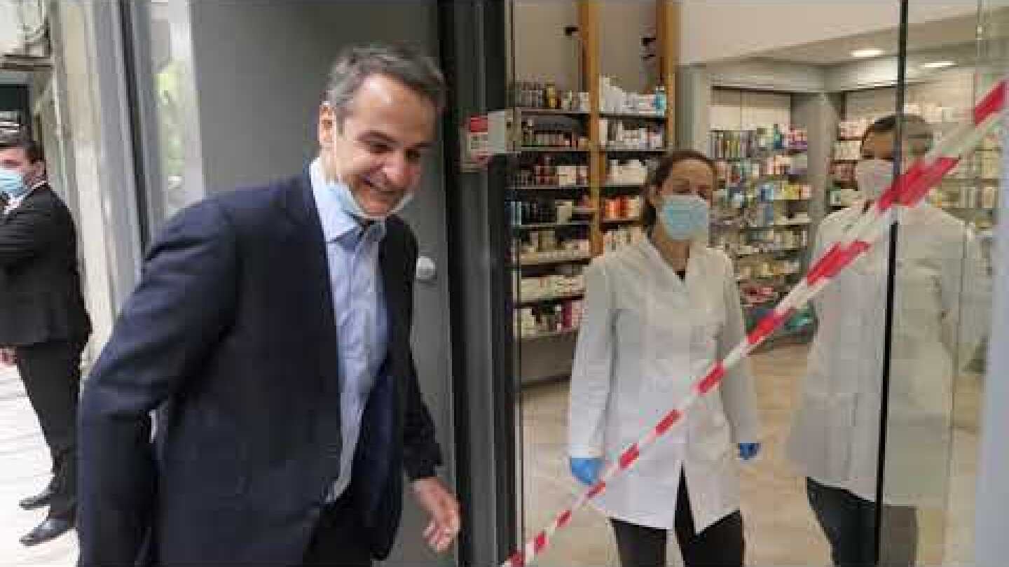 Βόλτα Μητσοτάκη στο Παγκράτι