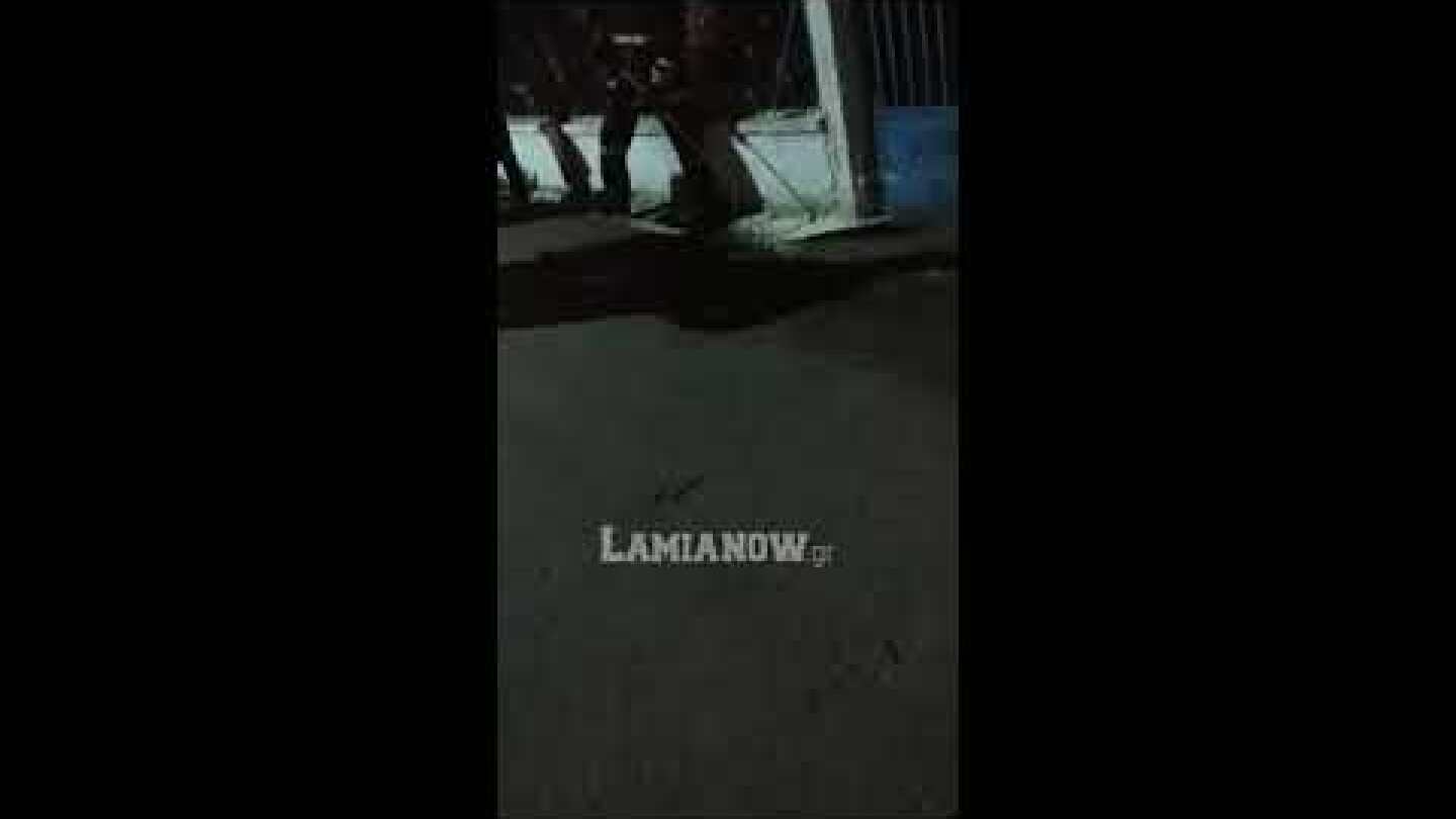 Πυροσβέστης απομακρύνει φίδι από σπίτι