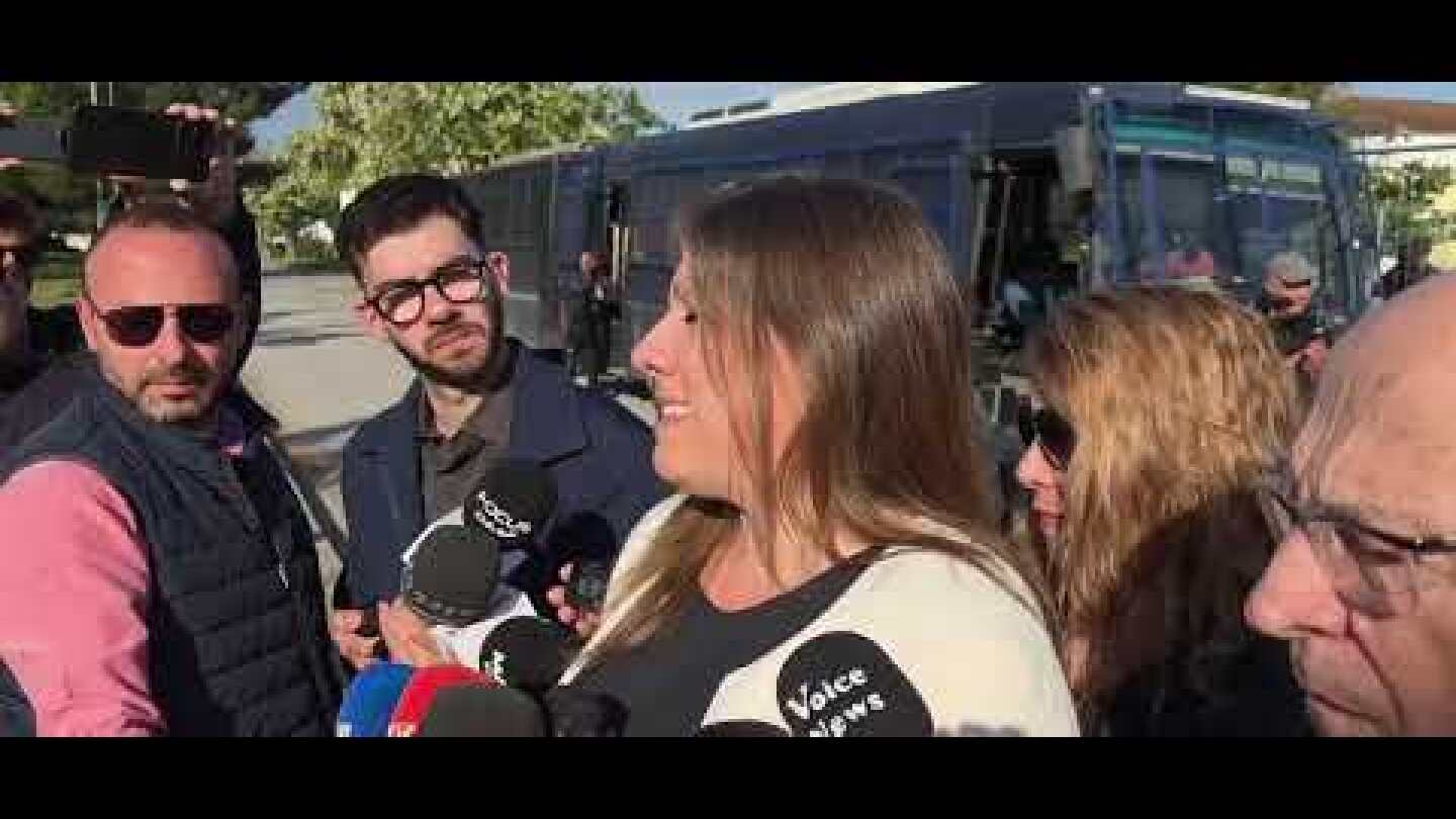 Η Κωνσταντοπούλου διακόπτει τις δηλώσεις - Ενοχλήθηκε από τον θόρυβο της μηχανής της κλούβας