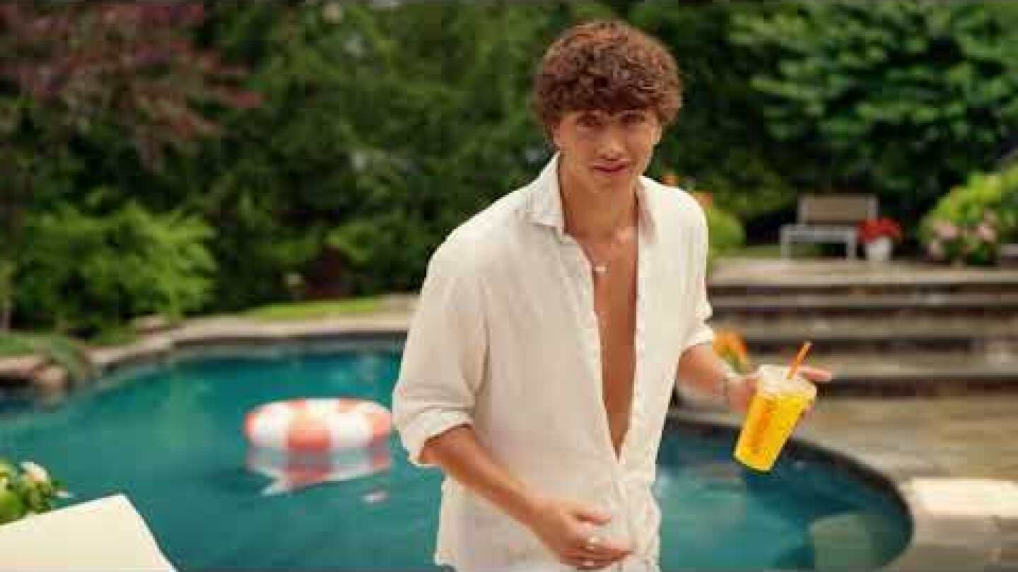 Dunkin’ Crowns Gavin Casalegno ‘King Of Summer’ with the new Golden Hour Dunkin’ Refresher