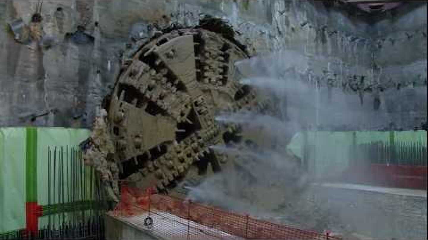 Ο μετροπόντικας «Αθηνά» στο φρέαρ Ευαγγελισμού